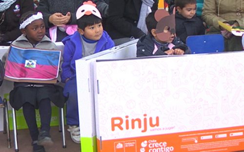 “Rincón de Juegos” llega a entretener a los niños de la Escuela Premio Nobel Pablo Neruda.