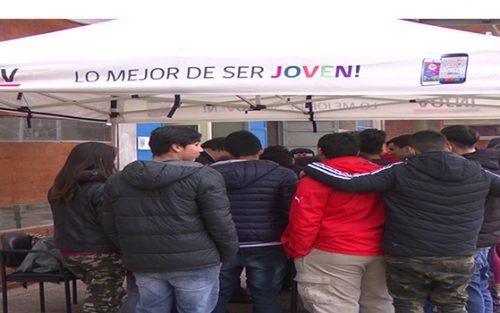Estudiantes Liceo Peldehue de Colina reciben Tarjeta Joven de INJUV