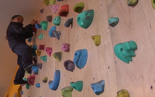 Alumnos de Escuela Ernesto Soto Negrete de Colina reciben nuevo muro de escalada