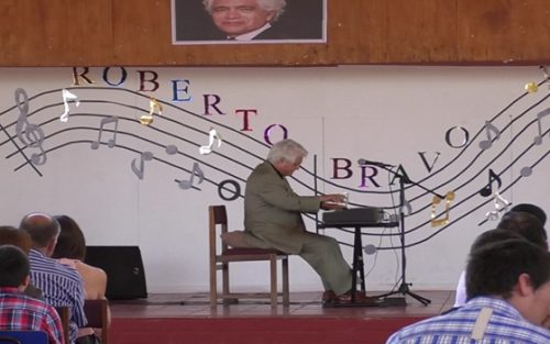 Roberto Bravo brindó un gran concierto para estudiantes de establecimientos municipales en Liceo Fontt