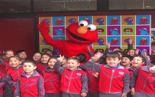 «Elmo» visitó a los niños de la Escuela San Vicente de Lo Arcaya de Colina