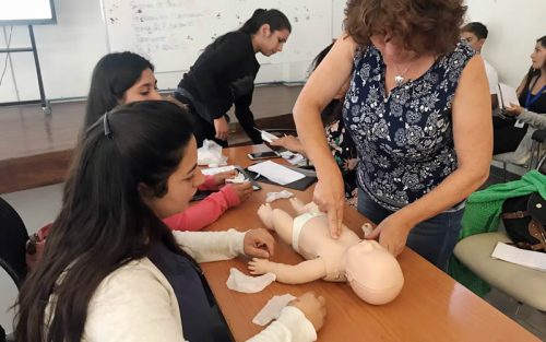 Asistentes de párvulos de salas cuna y jardines infantiles de Colina recibieron capacitación en primeros auxilios