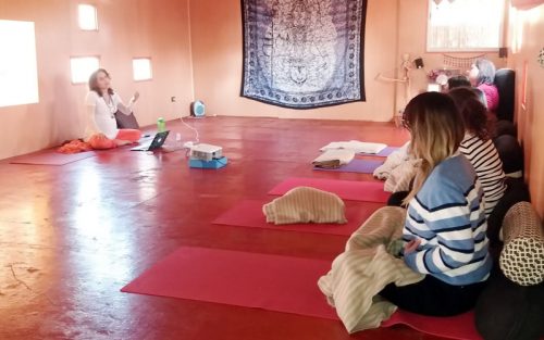 ESTABLECIMIENTOS INCORPORARÁN YOGA EN AULA PARA MEJORAR EL APRENDIZAJE Y EL DESARROLLO INTEGRAL DE LOS ESTUDIANTES