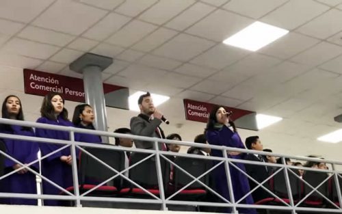 ESTUDIANTES DE COLINA RECIBEN APLAUSOS EN INTERVENCIÓN URBANA DE TALLER DE CORO