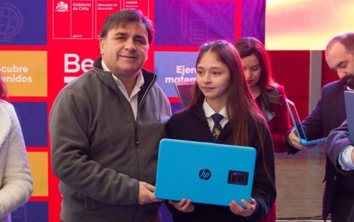 CASI MIL ESTUDIANTES DE SÉPTIMO BÁSICO DE COLINA RECIBIERON COMPUTADORES PORTÁTILES CON INTERNET MÓVIL