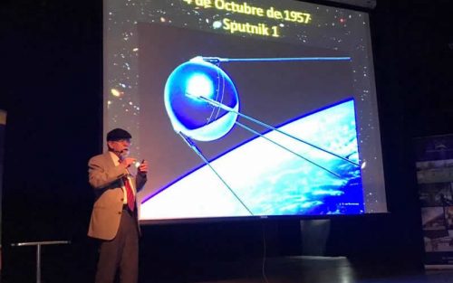 ESTUDIANTES DE COLINA ASISTIERON A CHARLA DE JOSÉ  MAZA EN CENTRO CULTURAL