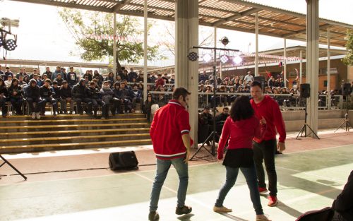 OBRA DE TEATRO “EL ROJO DE TUS OJOS” LLEGÓ AL LICEO PELDEHUE PARA CREAR CONCIENCIA SOBRE EL CONSUMO DE DROGAS