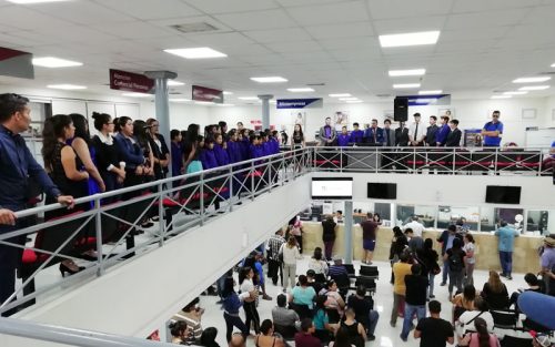 Coro de estudiantes realiza conciertos sorpresa en la comuna para dar la bienvenida a la Navidad