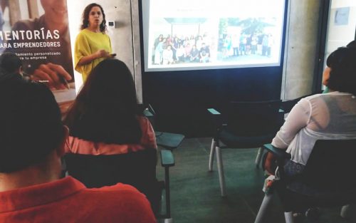 Emprendedores de Colina se capacitaron sobre Marketing Digital y conocieron el Programa de Ayuda “Arriba Chile”