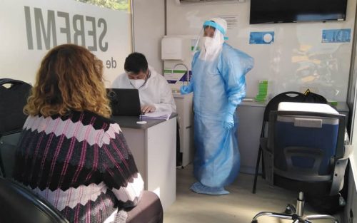 En Colina personal de salud realiza toma de muestras PCR en feria libre de Valle Verde