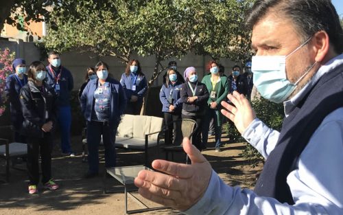 Colina entrega bono de $250 mil a trabajadores municipales de la salud