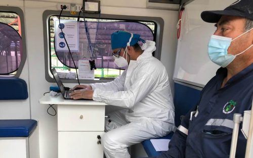 Personal de salud realiza toma de muestras PCR en El Colorado