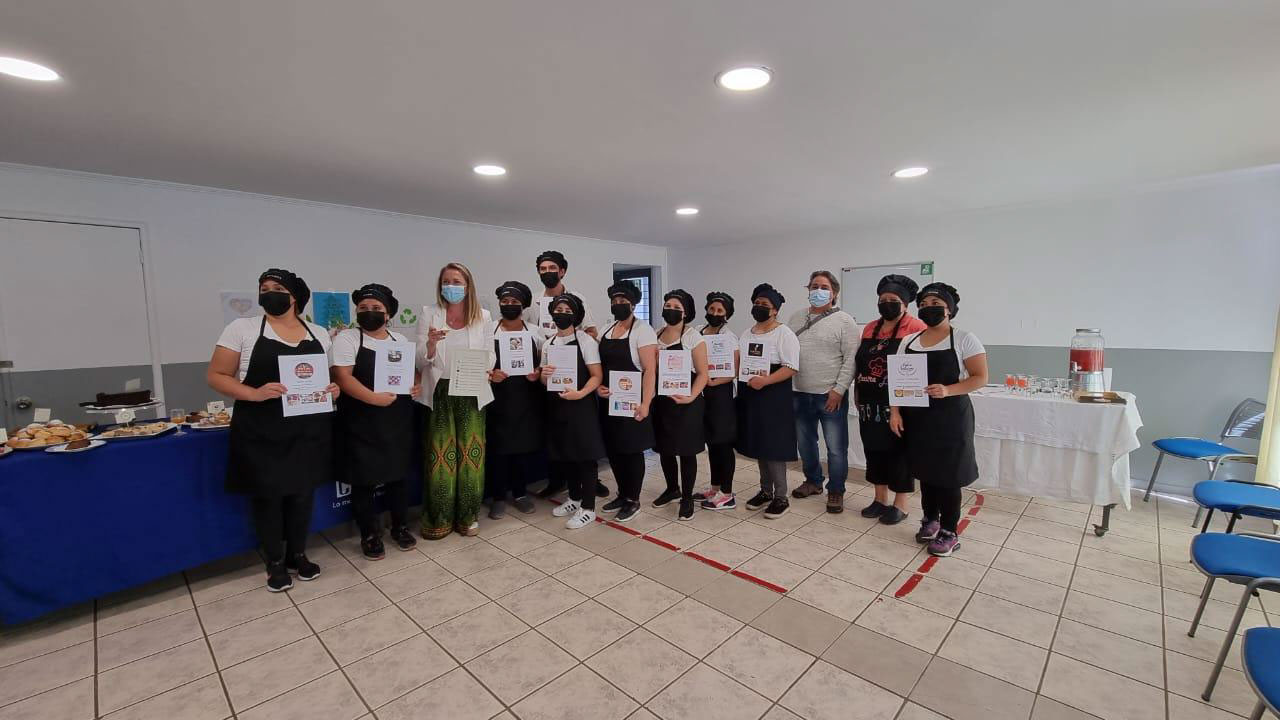10-ESTUDIANTES-DEL-TALLER-DE-PASTELERIA-DE-COLINA-EMPRENDE-Y-ACADEMIA-INNOVA-FINALIZARON-SUS-ESTUDIOS