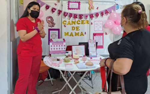 CESFAM habilita stand con información sobre el cáncer de mama.