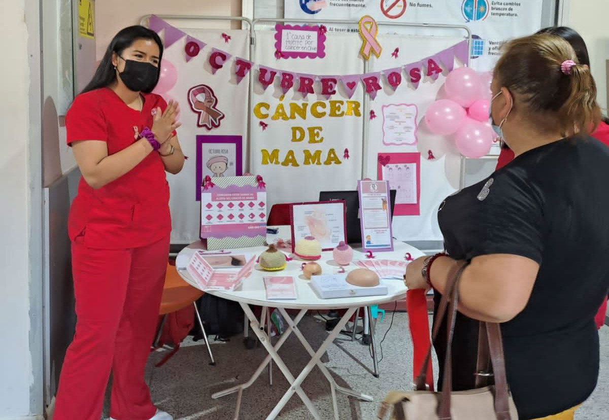 CESFAM-habilita-stand-con-informacion-sobre-el-cancer-de-mama.