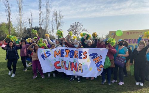 PERSONAS MAYORES REPRESENTARON A COLINA EN LA CAMINATA 60 