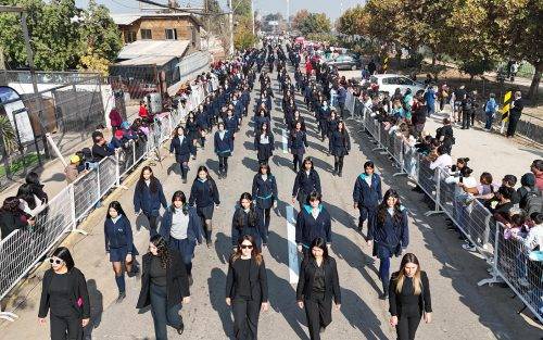 ESTUDIANTES DE COLINA RINDIERON HOMENAJE A LAS GLORIAS NAVALES CON SOLEMNE DESFILE CÍVICO COMUNAL