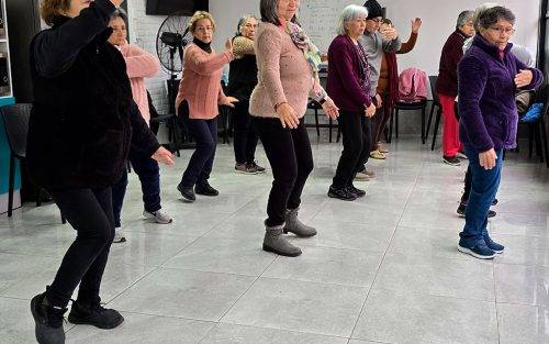 PERSONAS MAYORES PARTICIPAN EN CLASE DE TAICHÍ Y CHI KUNG EN EL CENTRO DÍA “MIS MEJORES AÑOS”