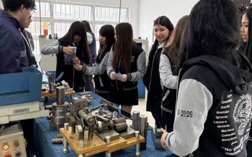 Semana TP en el Liceo Peldehue: jóvenes descubren soldadura, máquinas automatizadas y electrónica