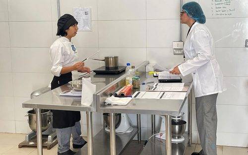 Un plus para su futuro: alumnos del Liceo Rigoberto Fontt se certifican en Gastronomía