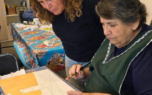 TALLER DE PINTURA EN ACRÍLICO INSPIRA A PERSONAS MAYORES DEL CENTRO DE DÍA “MIS MEJORES AÑOS”