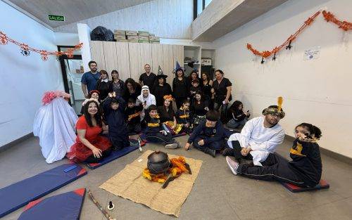 Cuentacuentos de Halloween unió a los niños del CEDI con las personas mayores del Centro Día Mis Mejores Años