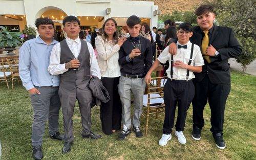 Gala municipal benefició a 300 estudiantes del Liceo Peldehue y del Bicentenario Santa Teresa de los Andes, sin costo para las familias