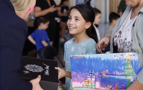 NUEVE ESTUDIANTES DE ESTABLECIMIENTOS MUNICIPALES DESTACAN EN CONCURSO “PINTA TU TARJETA DE NAVIDAD”