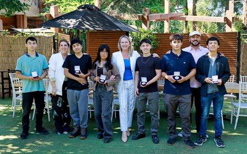 ALCALDESA DE COLINA DESTACA A SEIS ESTUDIANTES DE LICEOS MUNICIPALES CON PUNTAJE NACIONAL PAES 2025–2026