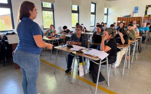 Más de 400 personas iniciaron clases de apoyo para exámenes libres en Colina