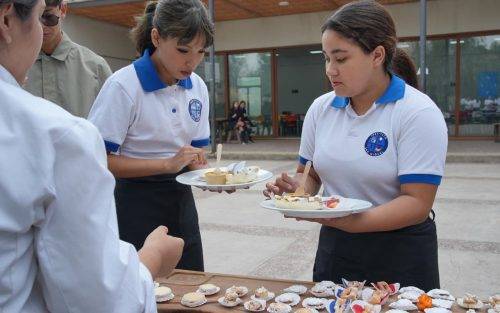 Estudiantes del Instituto San Miguel celebran el Día de la Cocina Chilena con muestra gastronómica